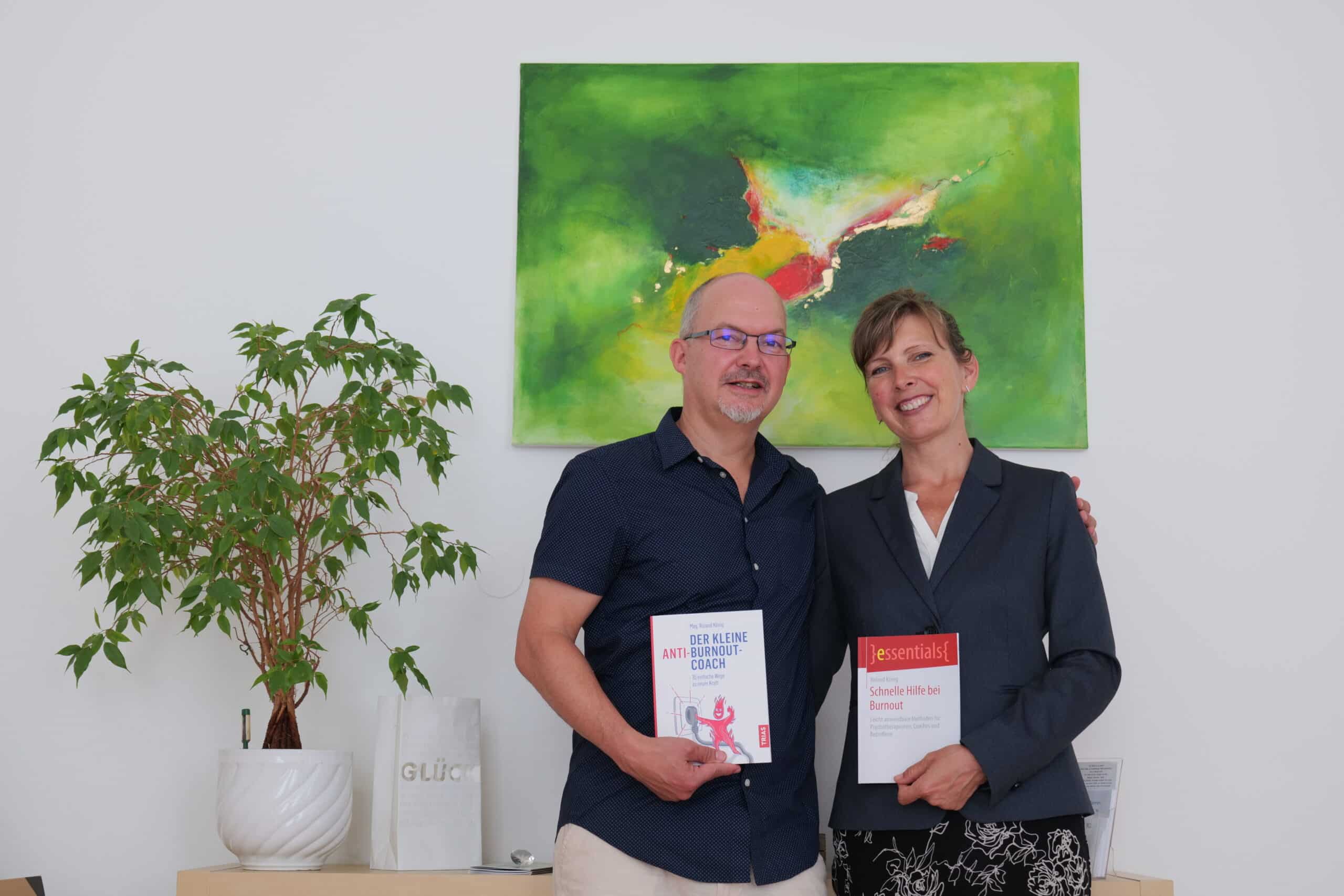 Roland K&ouml;nig mit Kollegin und ihren Fachpublikationen in der Praxis